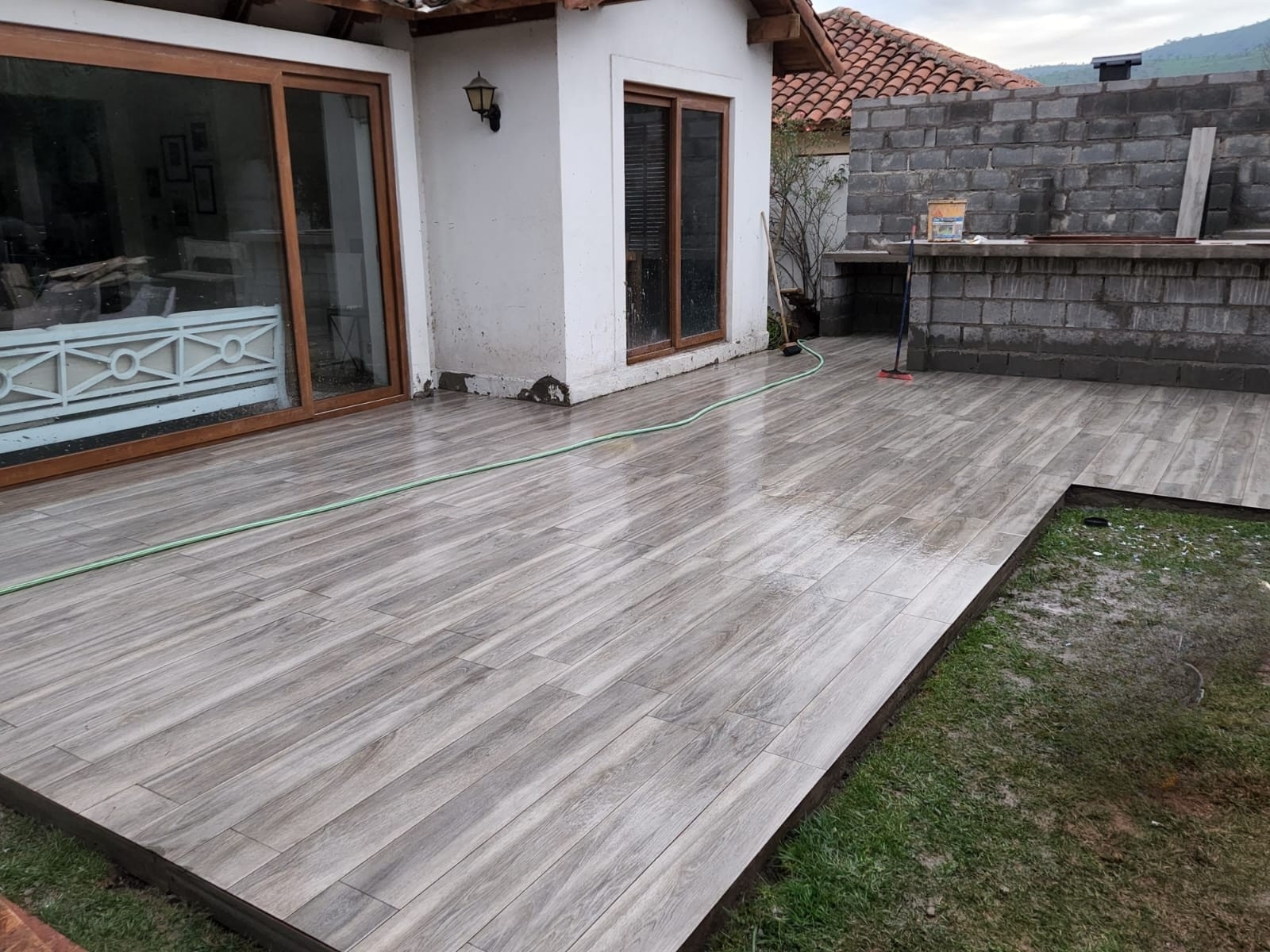 Técnico especializado de SAB Soluciones realizando trabajos de mantenimiento y reparaciones - Servicios de mantención integral