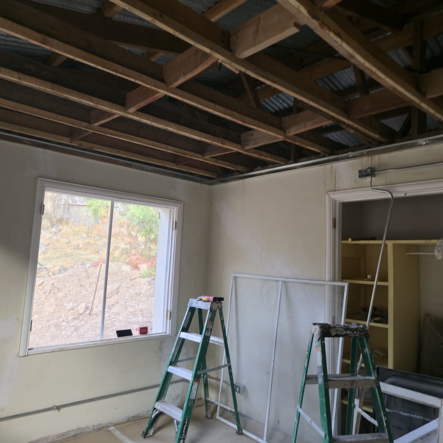 Equipo de SAB Soluciones realizando remodelación de interior - Servicios profesionales de renovación y mejoramiento de espacios